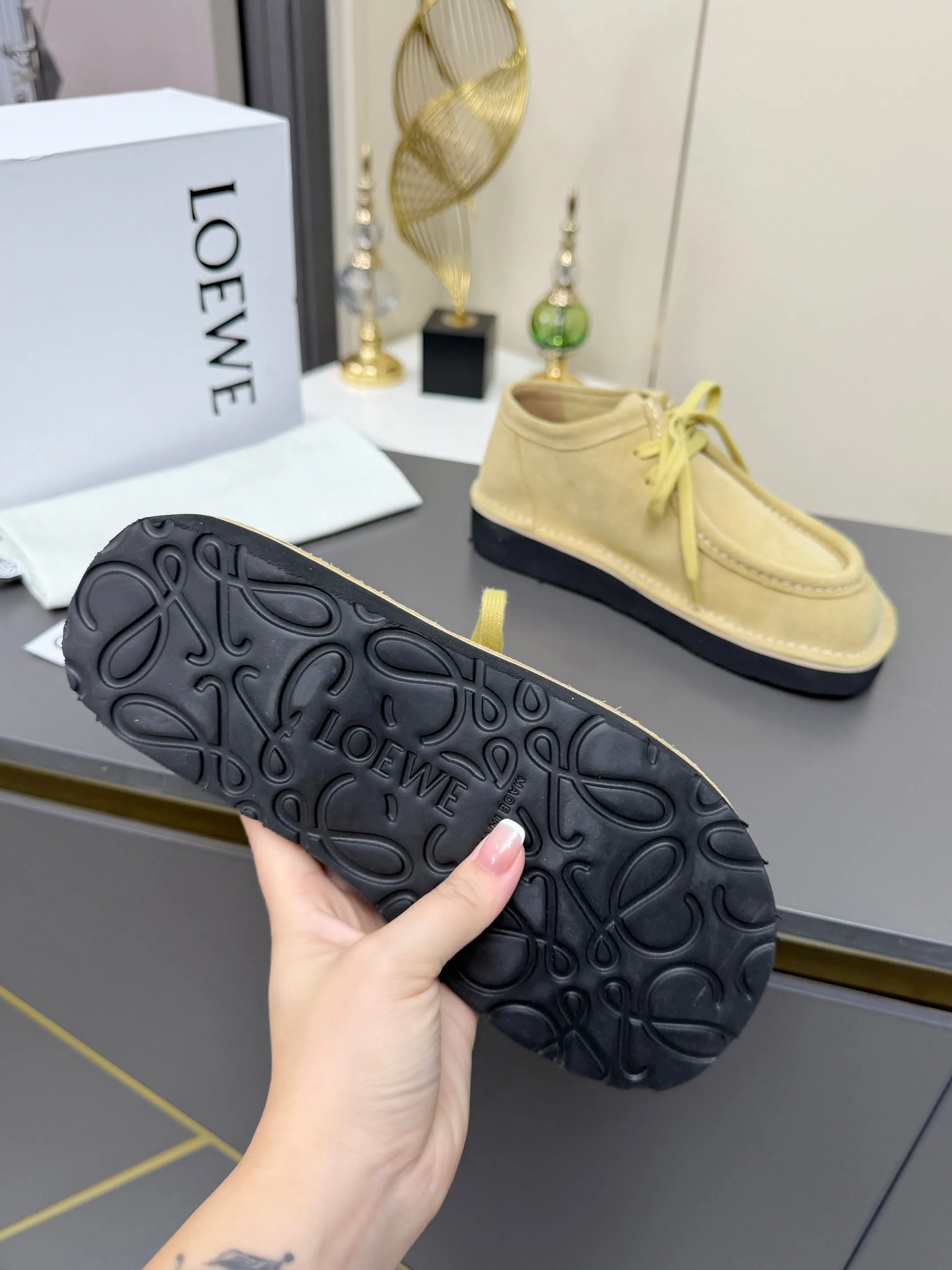 👟👟Ex-factory price 560👟👟 LOEWE·Loewe's latest kangaroo shoes, split cow leather, suede cow leather, thick-soled lace-up casual shoes, lace-up retro British style, from design to texture, allowing you to easily have a high-end luxury wearing experience. The upper is made of imported high-mercerized smooth cow suede. The delicate texture has a natural velvet-like sheen. Every inch exudes low-key sophistication. It is matched with the light-feeling EVA foam outsole. The 3-centimeter heel height is just right. It not only quietly elongates the body shape, but also brings the comfort of walking on the ground! The original version was purchased and developed, and the details are well handled. It is worth owning. It has a unique fashionable and trend-leading style. It is highly recommended to stock up. The shoe style is great, the leather is soft and comfortable, very comfortable on the feet and easy to match. ✦Fabric: imported high mercerized cowhide ✦Lining: no lining ✦Outsole: original EVA foam outsole ✦Number of sizes: women's size: 35#-40# (TT)